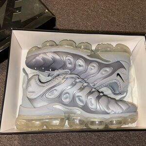 Nike Air Vapormax Plus Size 8.5 Mens Low Top Gray Silver Sneakers USED with box